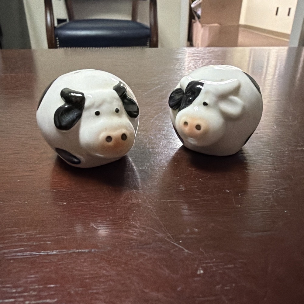 Cute Chubby Short Cow Salt And Pepper Black And White porcelain Set